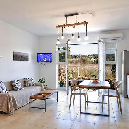 Livingfy Apt With Mountain View & Garden Vámos Exterior foto