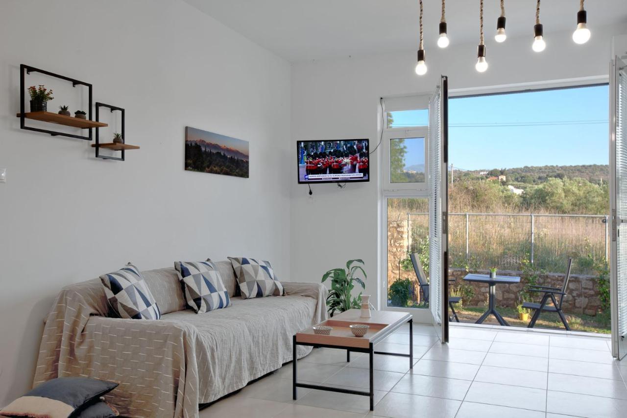 Livingfy Apt With Mountain View & Garden Vámos Exterior foto